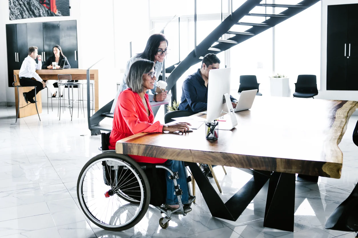 Grupo incluyente de profesionales que representa la diversidad al contratar en México.