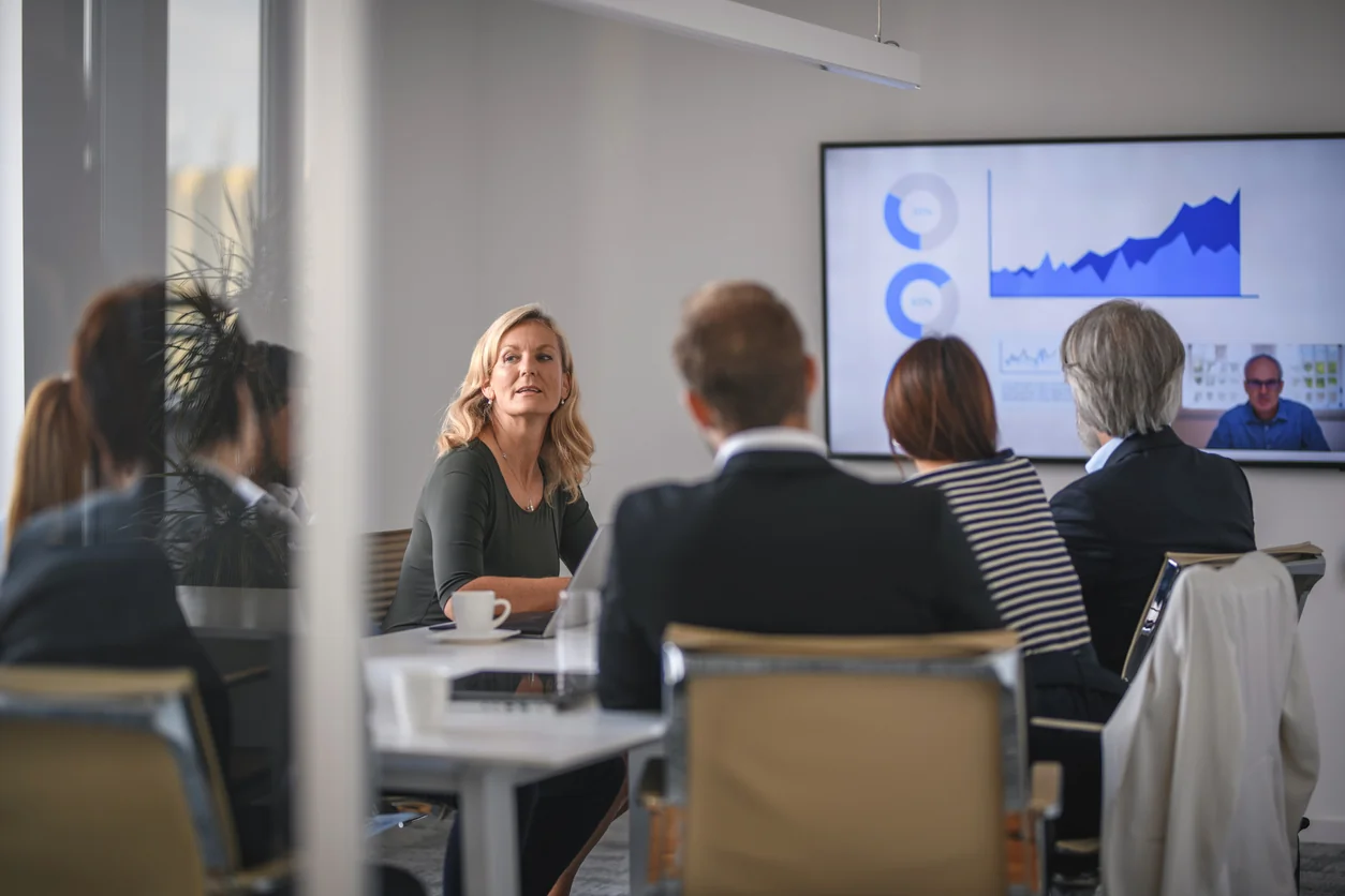 Equipo diverso de profesionales colaborando en un entorno moderno del mercado laboral mexicano.