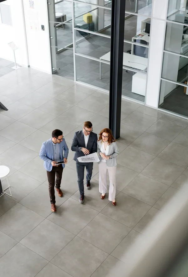 Profesionales en Ciudad de México en una sesión de trabajo colaborativo en entorno corporativo