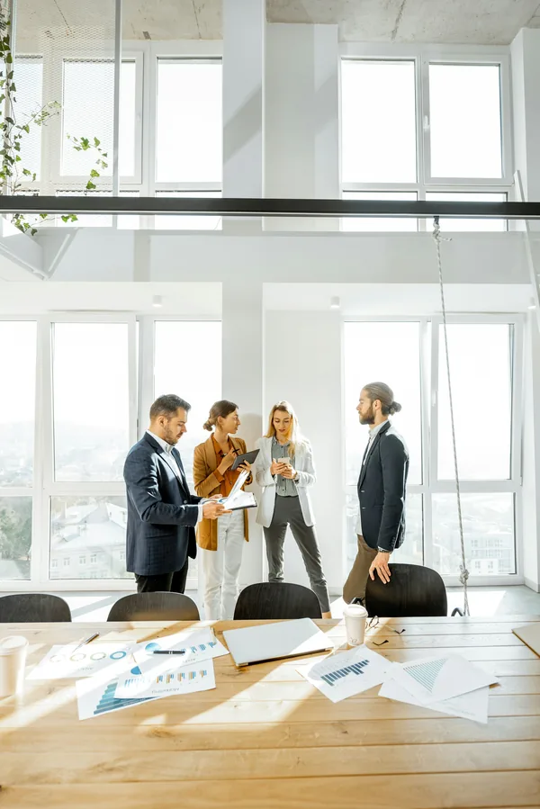 Profesionales en Puebla en un entorno de trabajo corporativo e industrial