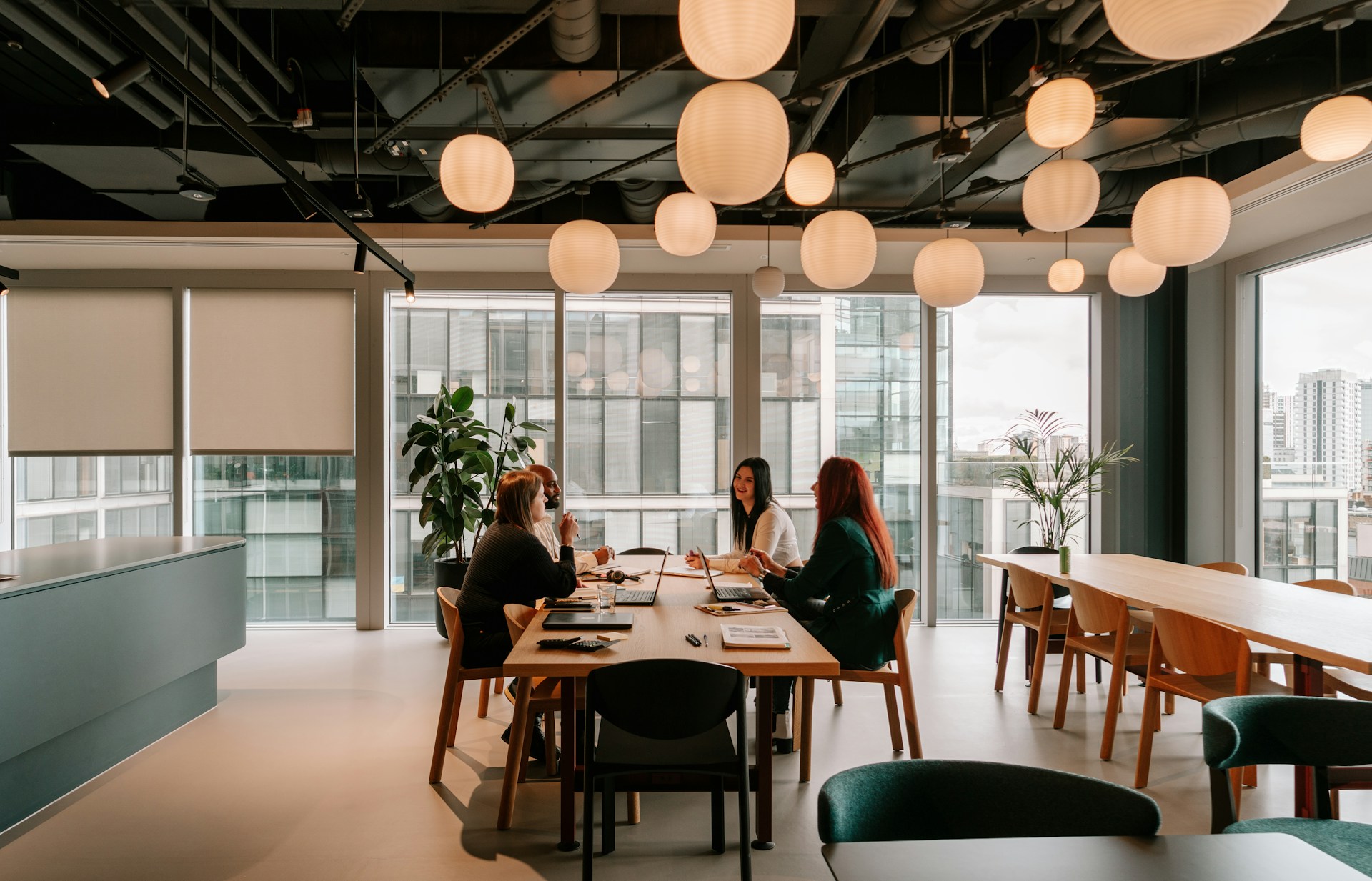Professionals in a work session — specialized recruitment firm in Mexico